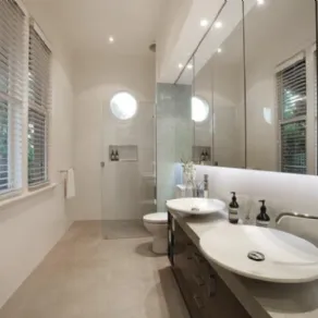 bagno lungo e stretto