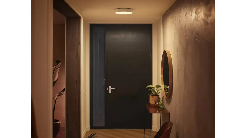 La plafoniera Philips Hue Enrave LED illumina il corridoio