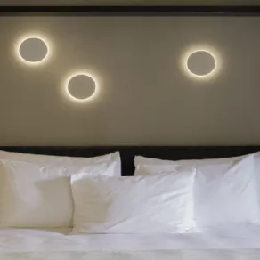 Una costellazione di cerchi luminosi a led per la collezione Dots by Vibia, in vari colori