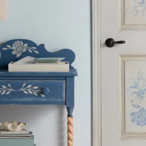 Un mobile colorato e decorato con lo stencil