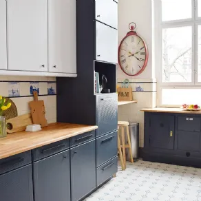 Le ante di una cucina in laminato sono state colorate con i prodotti a base d’acqua di Farrow&Ball