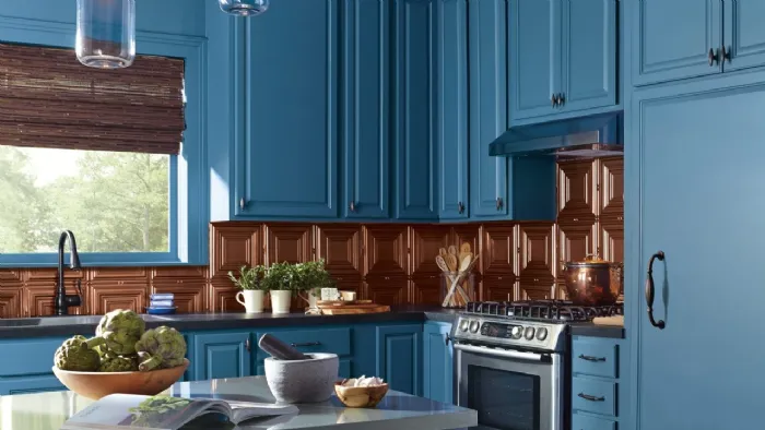 Colorare la cucina di legno con un intenso azzurro: l’idea è di Sherwin-Willians, azienda di vernici