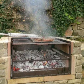 Come costruire un barbecue in pietra