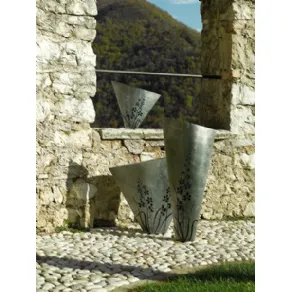 tre vasi in legno color argento con decorazioni floreali viola su muro a secco