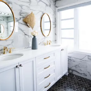 Rivestimenti in marmo perfetti per il bagno classico