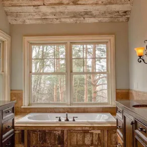 Il legno protagonista nei bagni classici