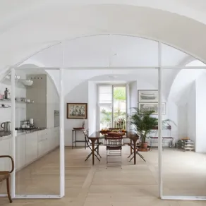 Ampie vetrate sfruttano il soffitto a volta nel progetto dell’architetto Filippo Taidelli 