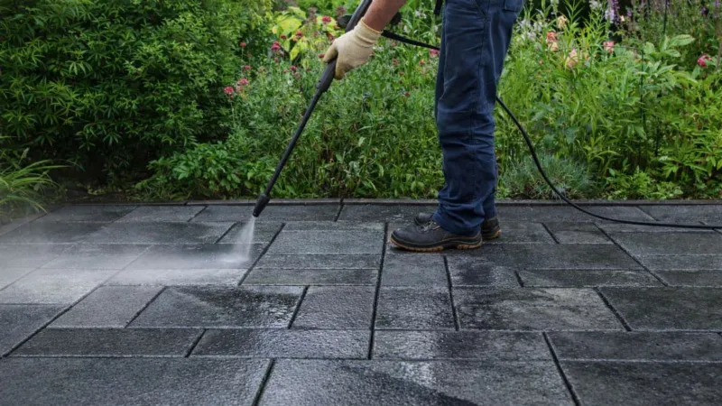 Risciacquo dopo la pulizia pavimenti esterni