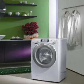 lavatrice in ambiente colorato