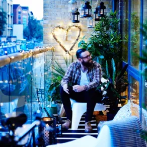 balcone illuminato con luci ikea skruv
