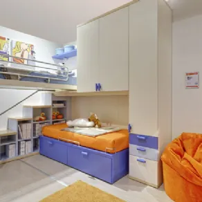 Letto a soppalco con scala in cameretta azzurra e arancio