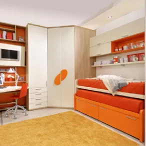 Cameretta arancione con cabina armadio