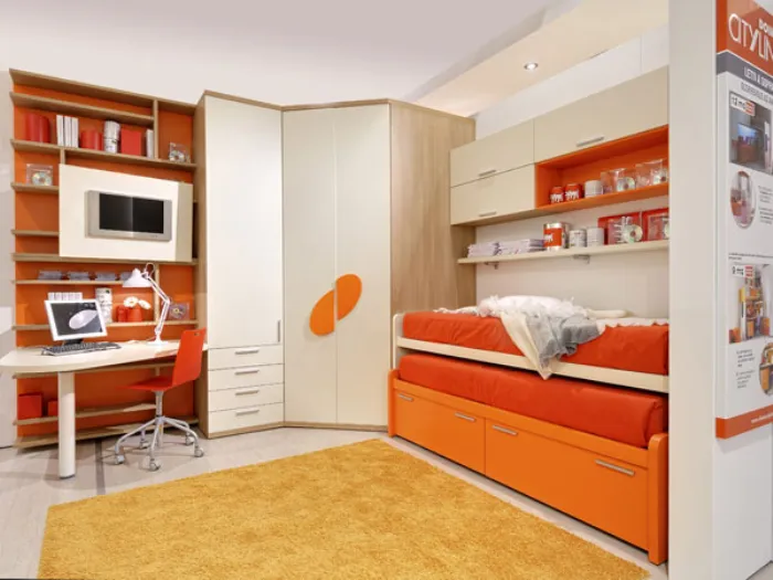 Cameretta arancione con cabina armadio