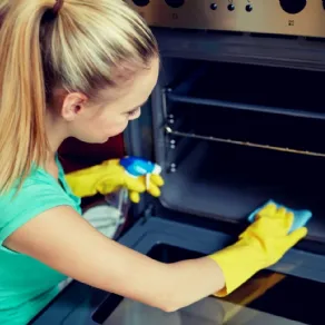 Come pulire il forno detergenti