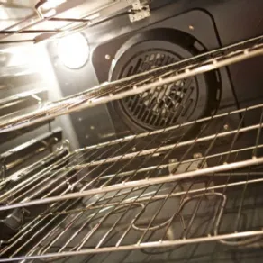 Come pulire il forno cattivi odori