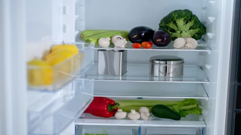 Vanno pulite con accuratezza tutte le parti del frigo, anche mensole e cassetti