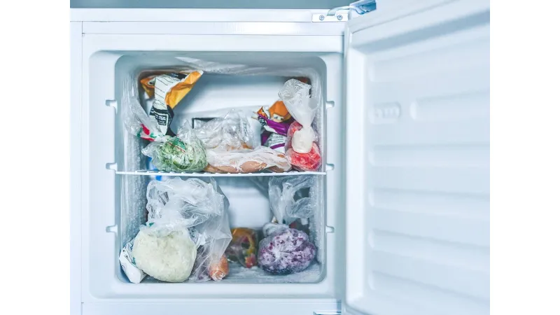 Sbrinare il congelatore sempre staccando prima la spina dalla presa