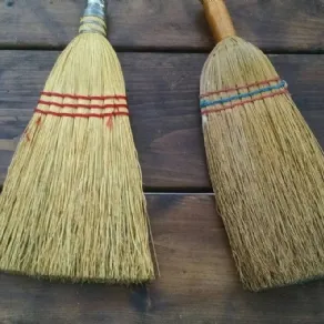 La scopa di saggina, valida alleata per la pulizia dei tappeti