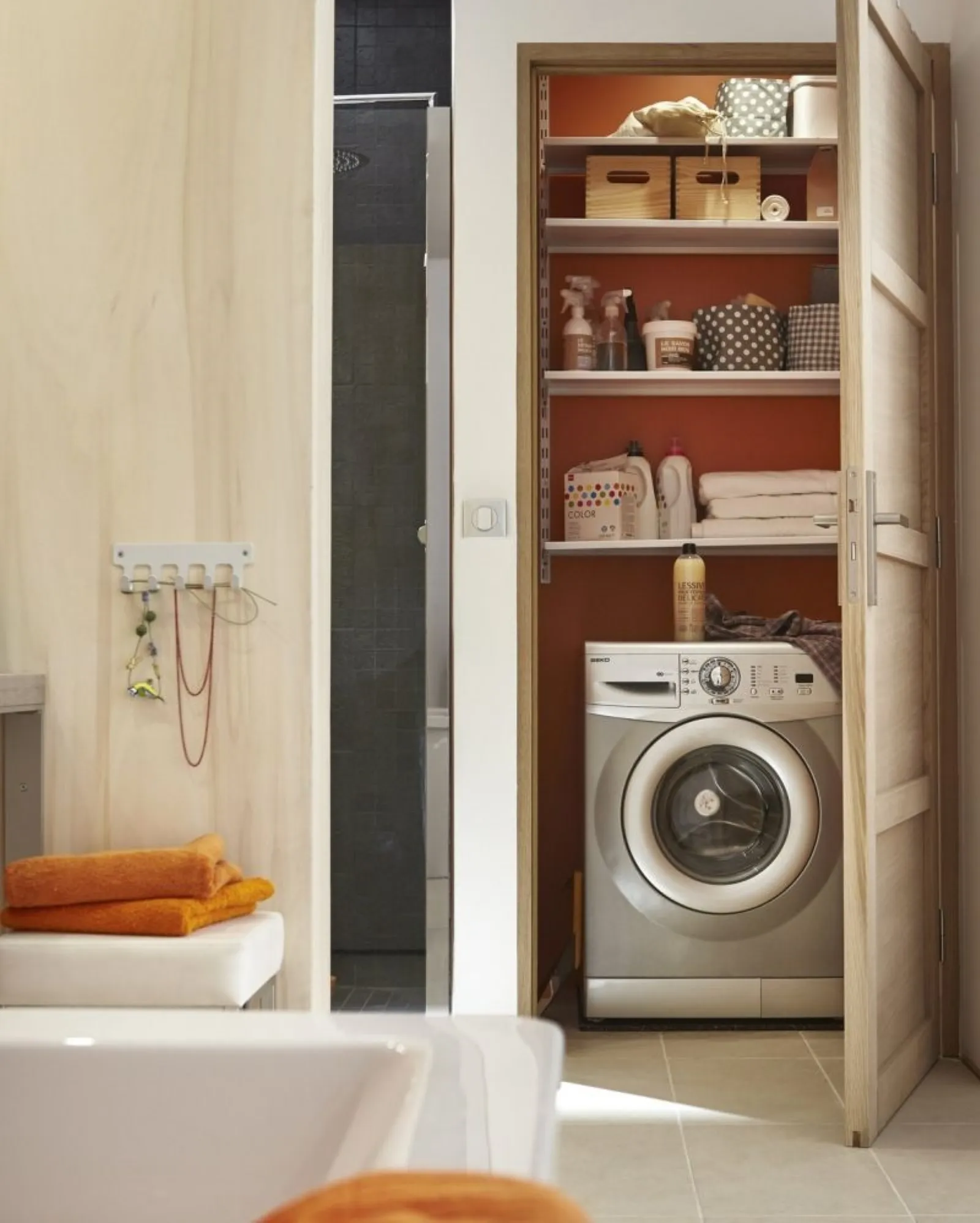 8 proposte ingegnose per allestire un angolo lavanderia usando mobili da  sistemare sopra la lavatrice