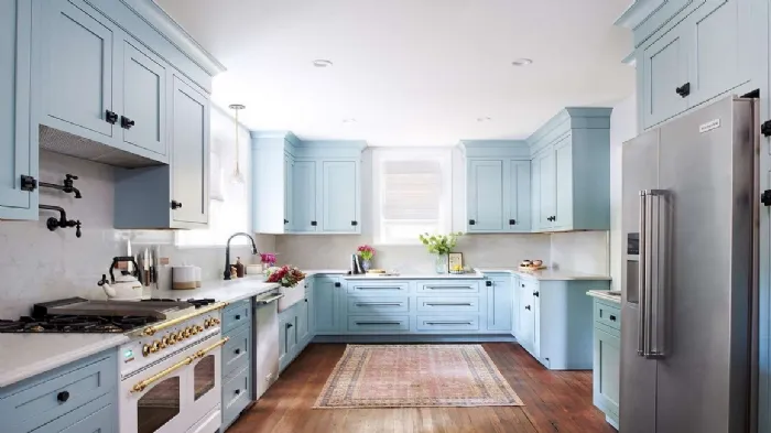 Azzurro polvere per la cucina relookata secondo l’esperta di lifestyle Martha Stewart