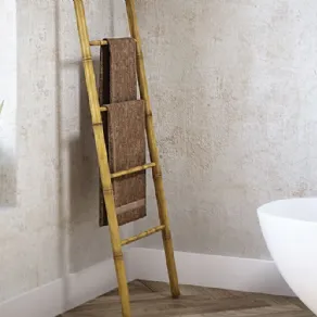 Una vecchia scala in legno diventa un porta asciugamani