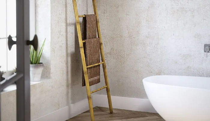 Una vecchia scala in legno diventa un porta asciugamani