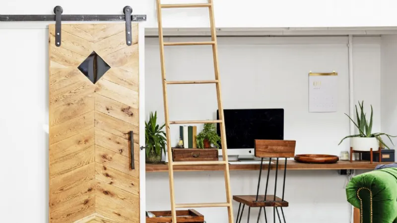 Spazio home office in un sottoscala