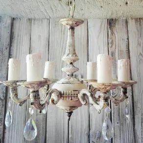 Sbiancare un vecchio lampadario di metallo per un effetto shabby
