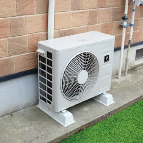 Ai lati del climatizzatore deve restare libero uno spazio pari ad almeno 15 cm