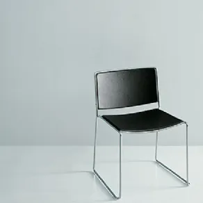 sedia in laminato nero con telaio in acciaio, fascia nera sulla destra dell'immagine