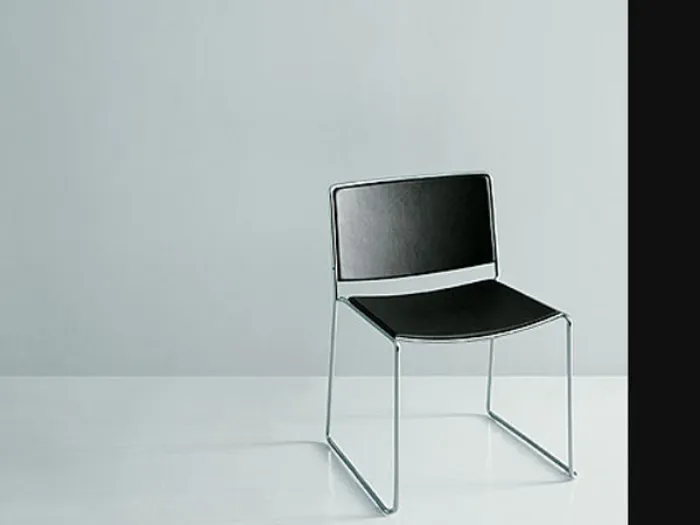 sedia in laminato nero con telaio in acciaio, fascia nera sulla destra dell'immagine