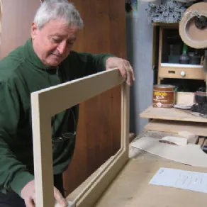 uomo in laboratorio con cornice in legno