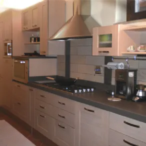 blocco cucina in legno chiaro con cappa e dettagli in acciaio, wok sui fuochi
