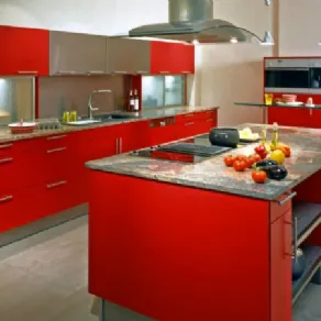 blocco cucina in legno chiaro con cappa e dettagli in acciaio, wok sui fuochi