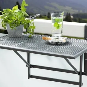 In acciaio ricoperto da plastica grigia, il tavolino Ribelli si può regolare in altezza su 4 livelli