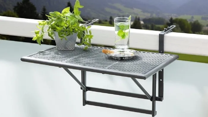 In acciaio ricoperto da plastica grigia, il tavolino Ribelli si può regolare in altezza su 4 livelli