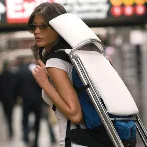 ragazza con sedia sulle spalle