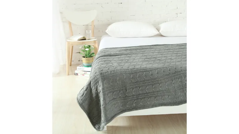 Coperta grigia con ricamo a treccia
