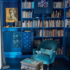 Classic Blue è il colore scelto a tutto tondo per questa suggestiva libreria 