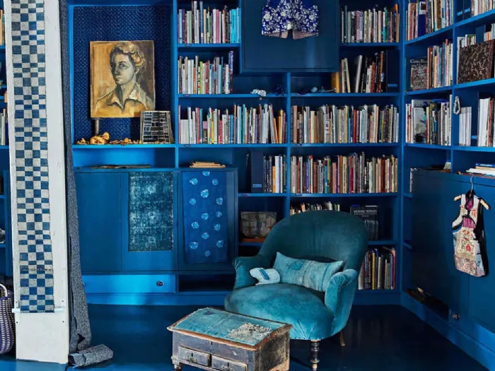 Classic Blue è il colore scelto a tutto tondo per questa suggestiva libreria 