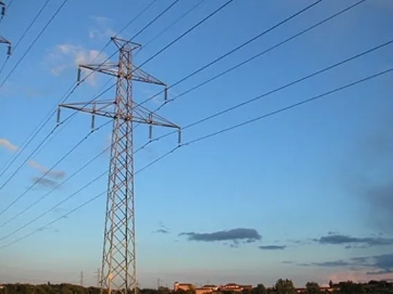 traliccio della corrente con cavi in esterno