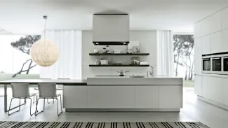 cucina bianca con isola