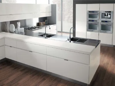 Cucina bianca luminosa ed elegante