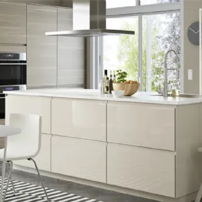 Cucina ad isola Ikea, con lavabo e tavolo extra di lavoro
