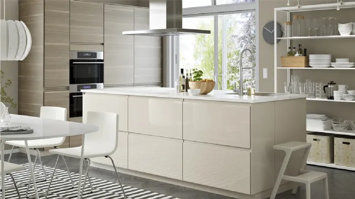 Cucina ad isola Ikea, con lavabo e tavolo extra di lavoro