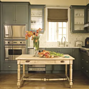 Cucina country con piano di lavoro ikea