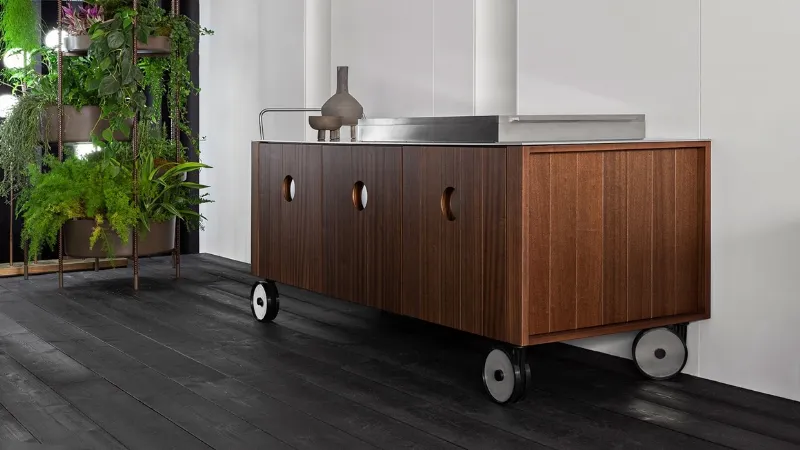 Roller Kitchen di Exteta, alluminio, mogano massello e acciaio inossidabile per cucinare