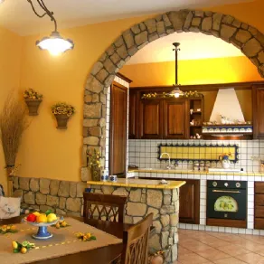 Cucina in finta muratura