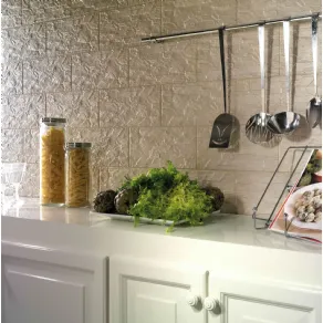 particolare piastrelle in pietra in cucina