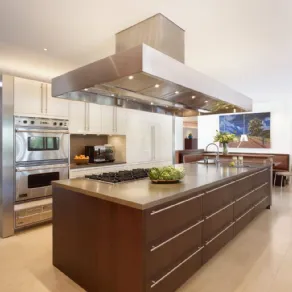 Cucina moderna con isola